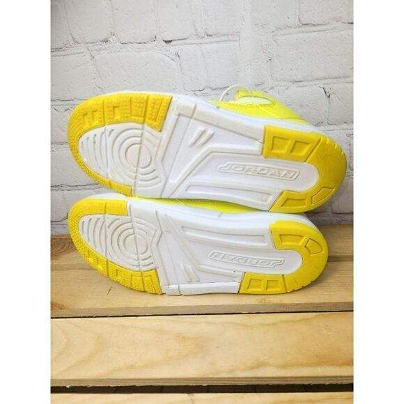 Air Jordan Max Aura Basketball Shoes Dynamic Yellow Boys Size 13 - Picture 6 of 7